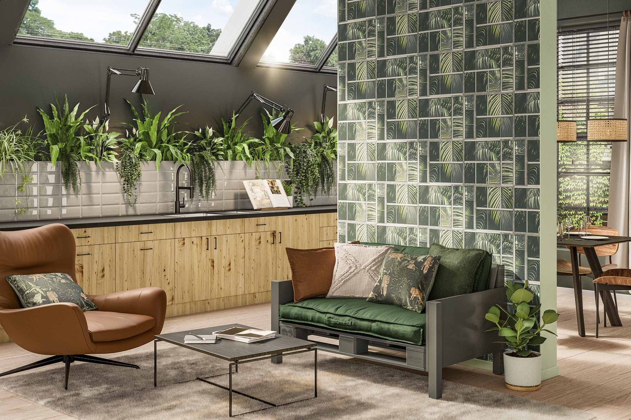 Intérieur avec meubles au design naturel, comprenant un canapé en palettes, un fauteuil et une table à manger.