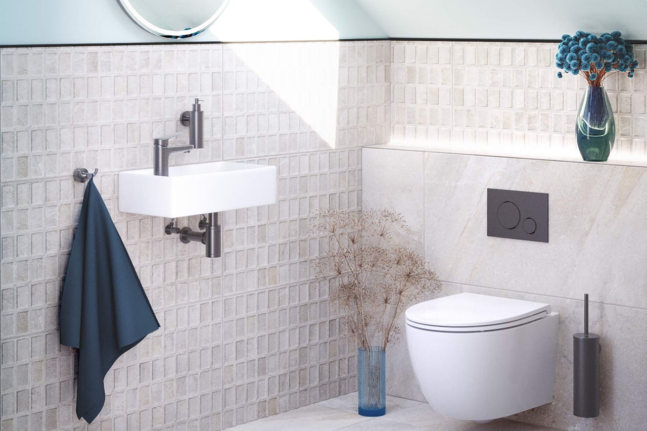 Salle de bain lumineuse avec lavabo, toilettes et décorations