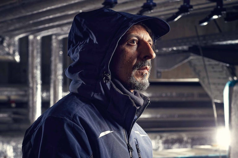 Homme à capuche portant une veste de travail
