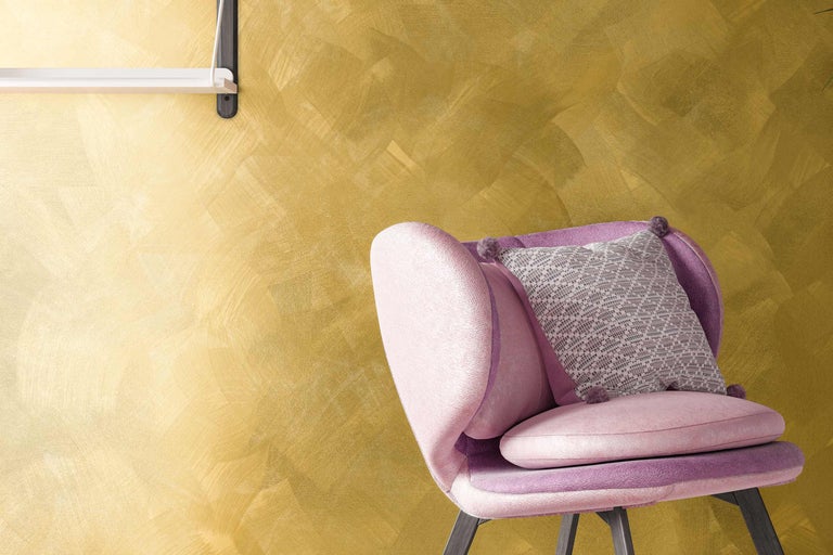 Intérieur décoratif avec fauteuil pastel, coussins et décoration murale