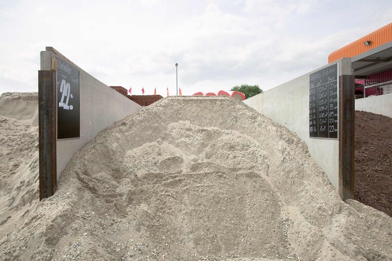 Haufen Rheinkies 0-16 mm mit Preisschild