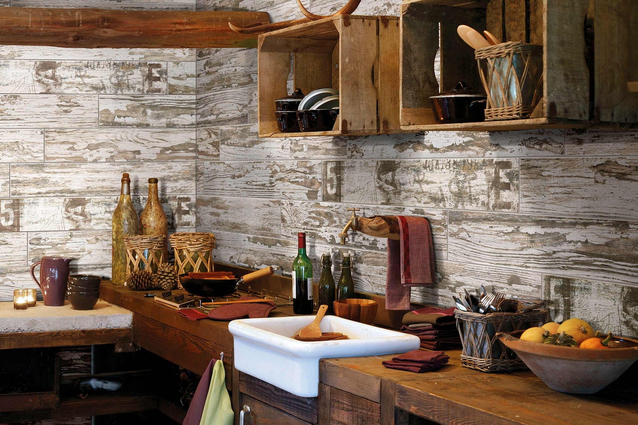 Scène de cuisine avec des étagères en caisses de bois et des carreaux muraux imitation bois