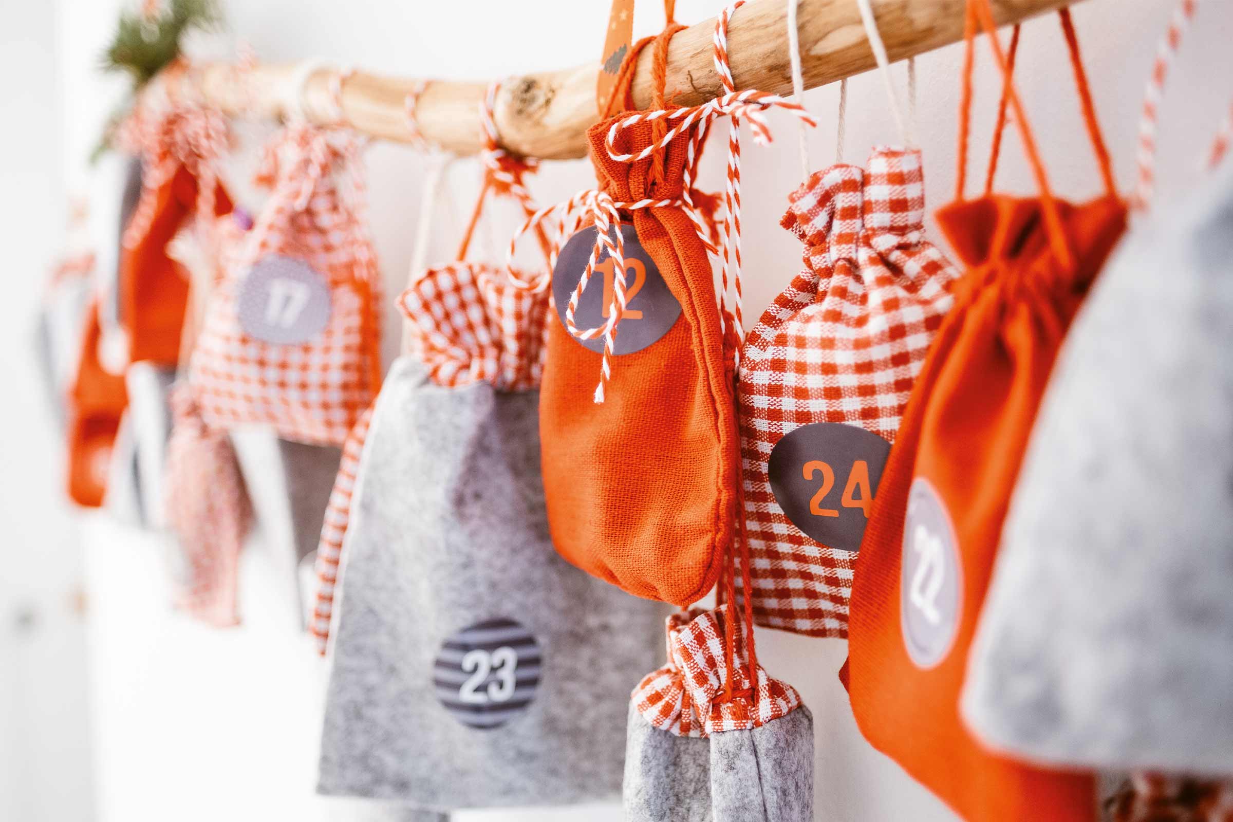 Calendrier de l'Avent avec sachets en tissu, porte-numéros et bâton en bois