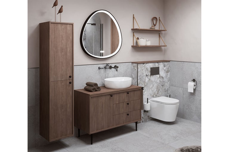 Salle de bains moderne avec meuble sous-lavabo et armoire haute en aspect bois, miroir LED de forme organique et WC suspendu.