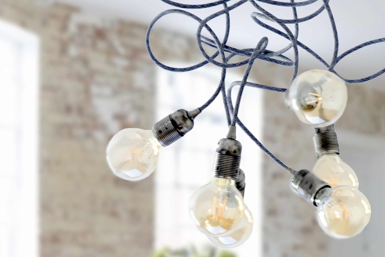 Suspension décorative avec plusieurs ampoules et câbles textiles dans un intérieur
