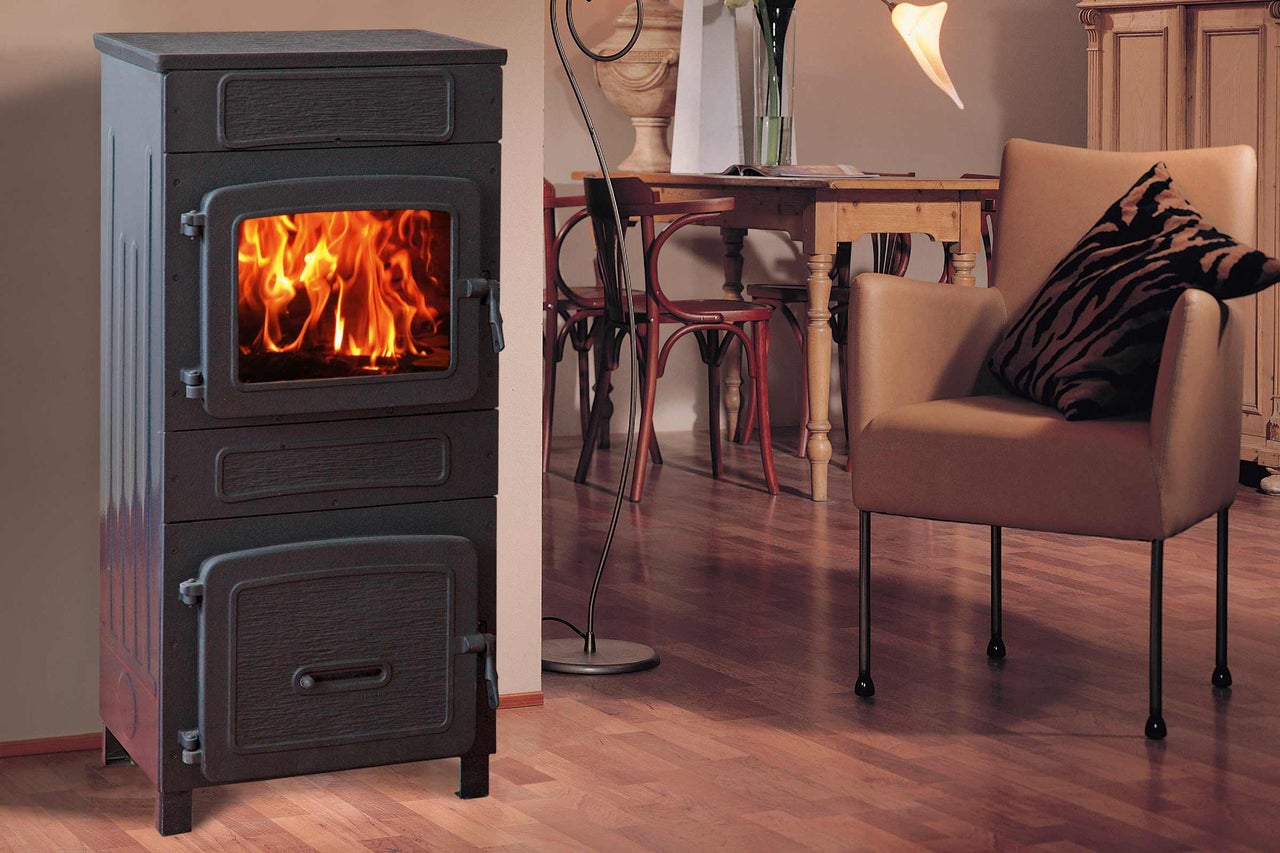 Poêle à bois avec feu de joie dans le salon