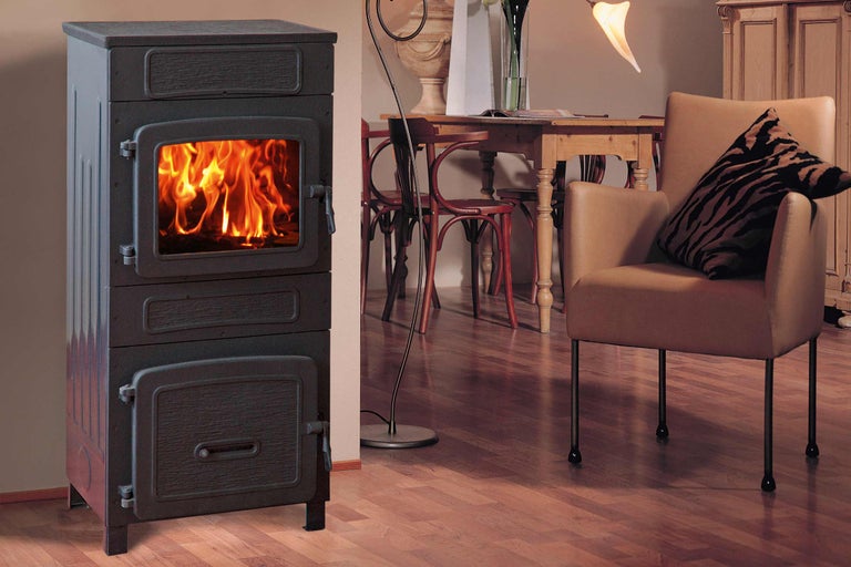 Holzofen mit brennendem Feuer im Wohnzimmer