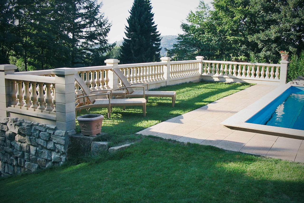 Image de paysage avec piscine, chaises longues et balustrade