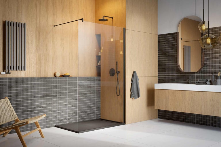 Salle de bain avec douche, lavabo et radiateur