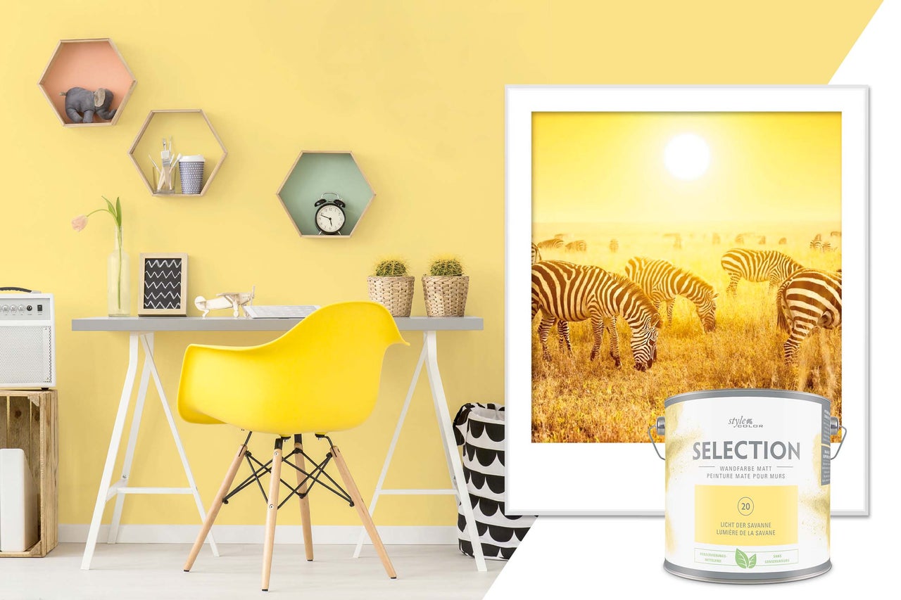 Salon avec peinture murale jaune, bureau et pot de peinture de StyleColor Selection