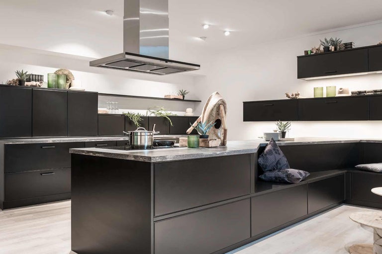 Cuisine moderne avec îlot de cuisson, banquette et hotte aspirante