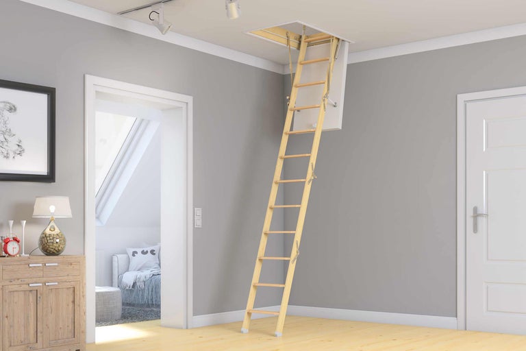Dachbodentreppe aus Holz im geöffneten Zustand in einem hellen Raum