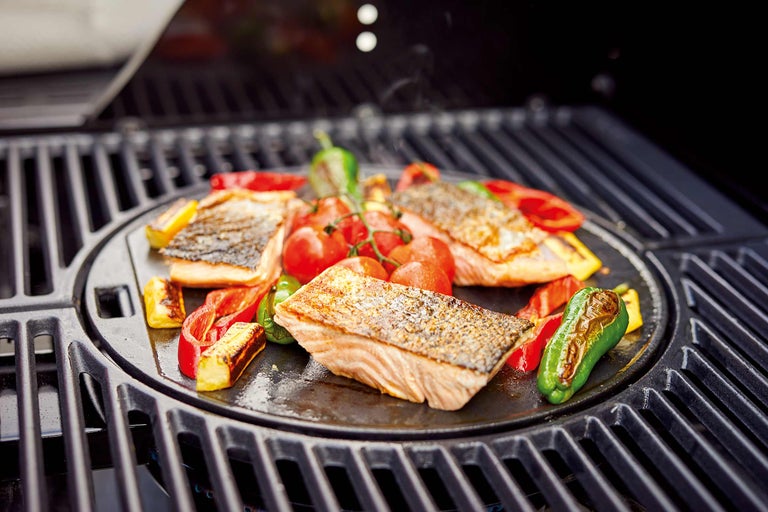 Filet de saumon avec légumes sur plaque de cuisson