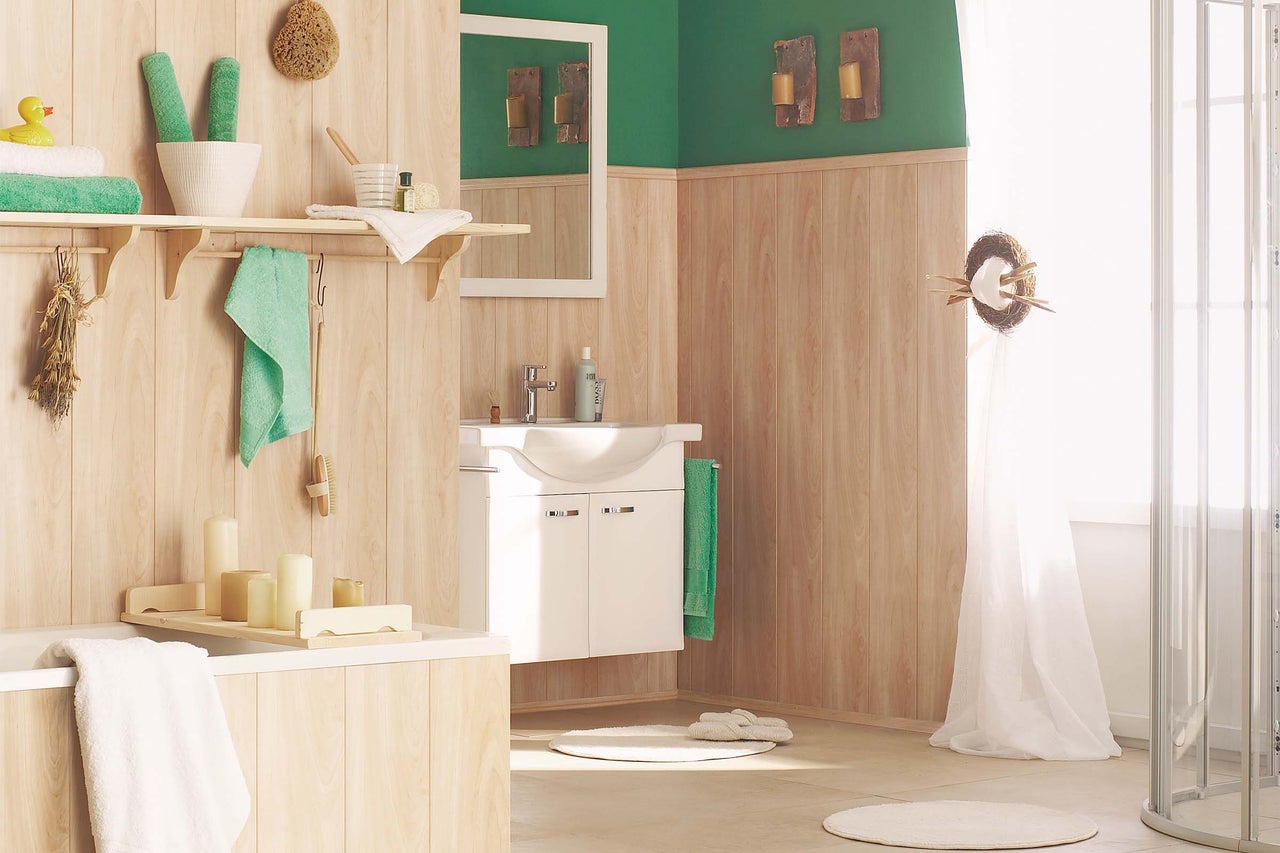 Salle de bains avec meuble-lavabo, miroir et lambris en bois