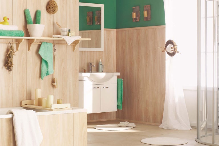 Helles Badezimmer mit Waschtisch, Spiegel und Holzpaneelen