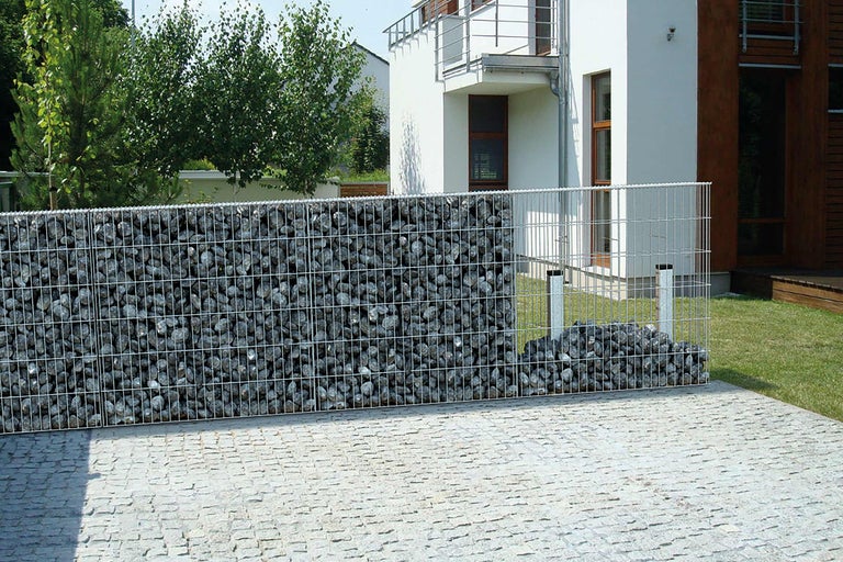 Mur de gabions rempli de pierres dans un jardin