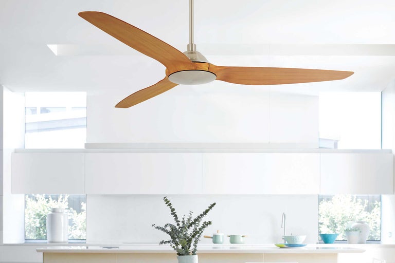 Ventilateur de plafond avec trois pales en bois dans une cuisine moderne.
