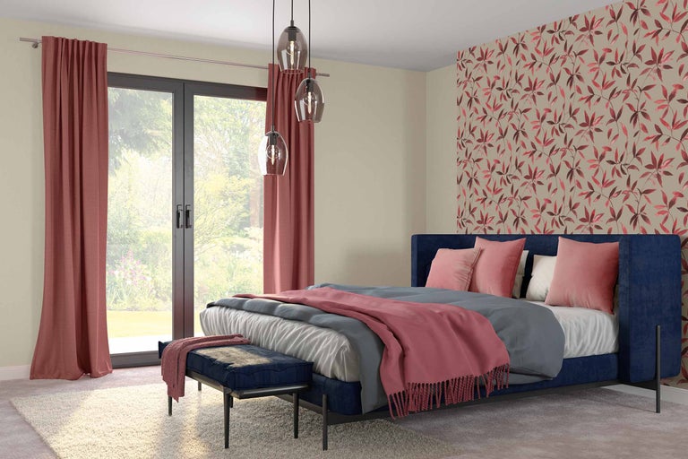 Schlafzimmer mit Bett, Vorhängen und floraler Tapete