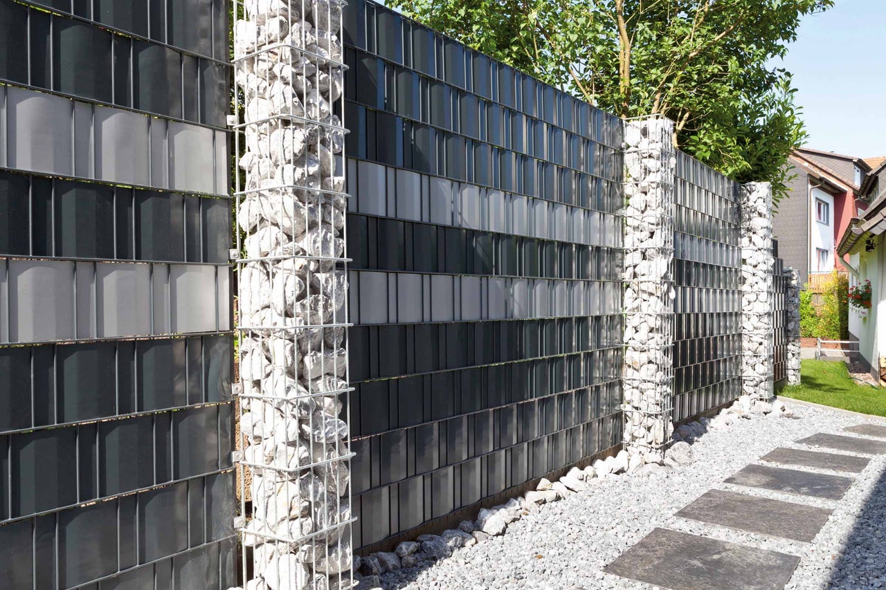 Clôture de protection visuelle avec poteaux de gabions et panneaux