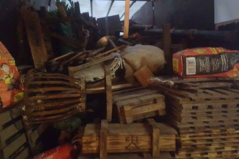 Gestapelte Holzpaletten, Holzkisten und Sackware