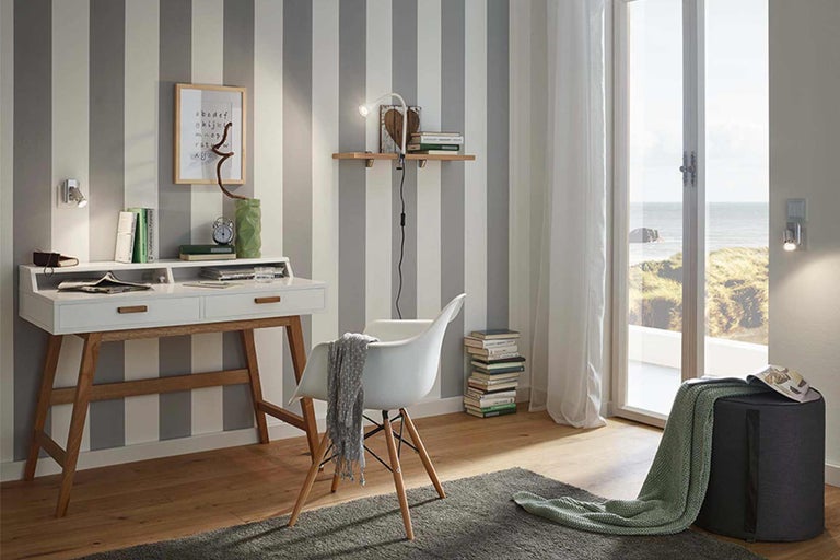 Idée d'aménagement pour un bureau avec un bureau, une chaise et de la décoration