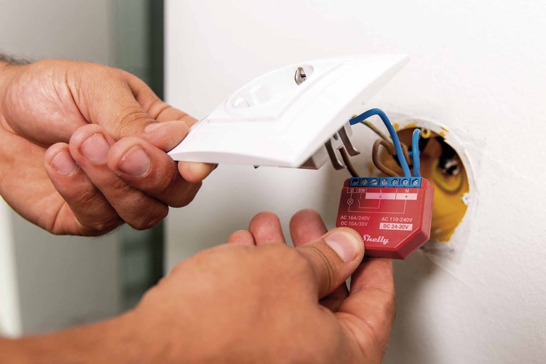 Installation d'un relais Shelly Smart Home derrière une prise de courant