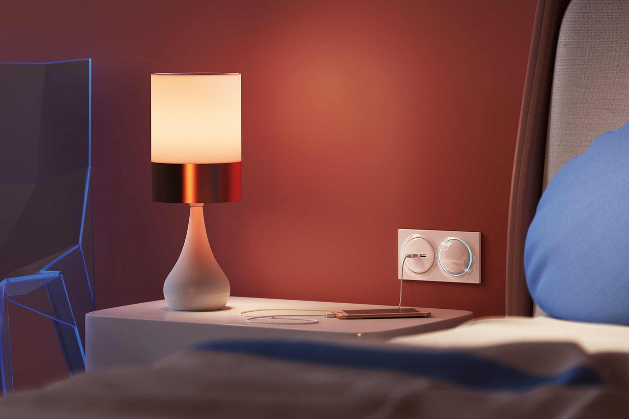 Table de chevet avec lampe, prise avec port USB et téléphone portable