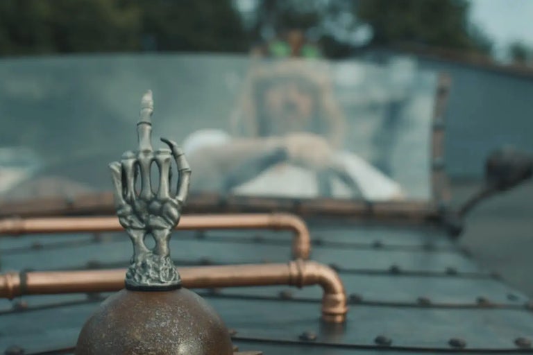 Ornement décoratif de main de squelette sur un véhicule