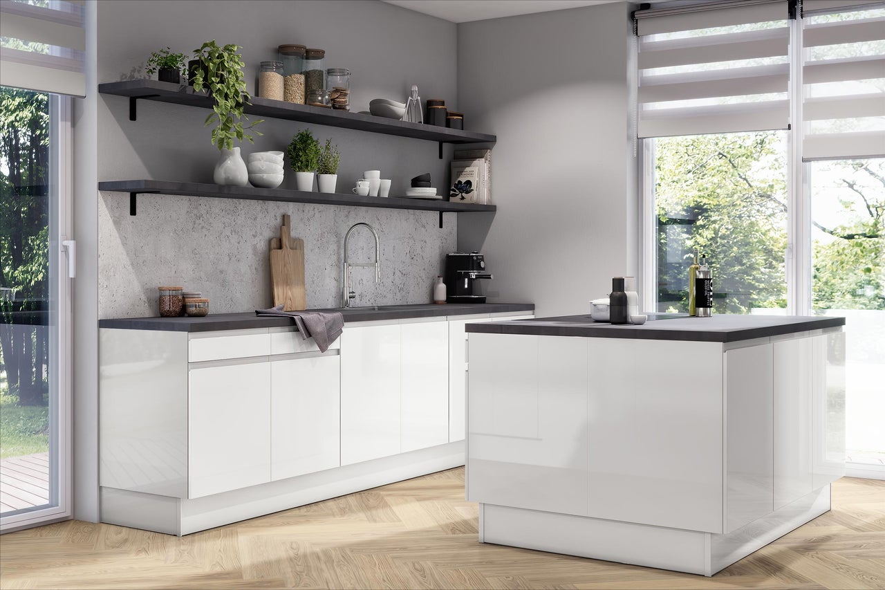Cuisine moderne blanche brillante avec îlot, plans de travail gris foncé et étagères. Sol en bois clair à chevrons et grandes fenêtres.