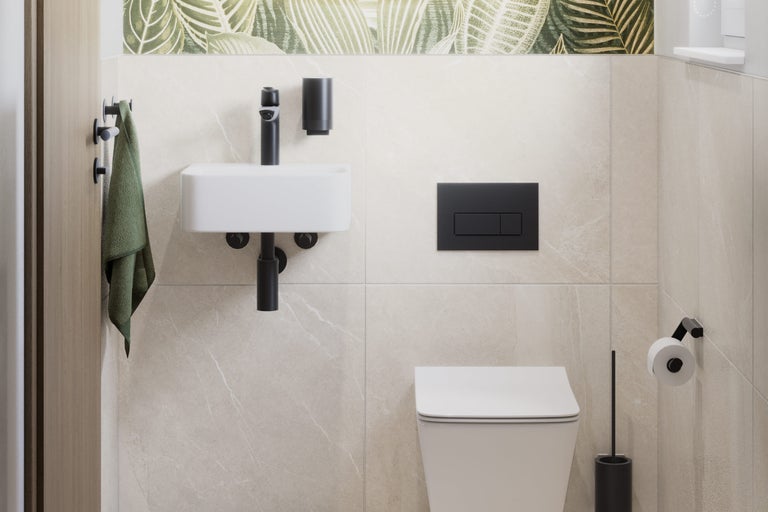 Toilettes invités modernes avec WC suspendu blanc, petit lave-mains, robinetterie noire et carrelage mural beige aspect marbre.