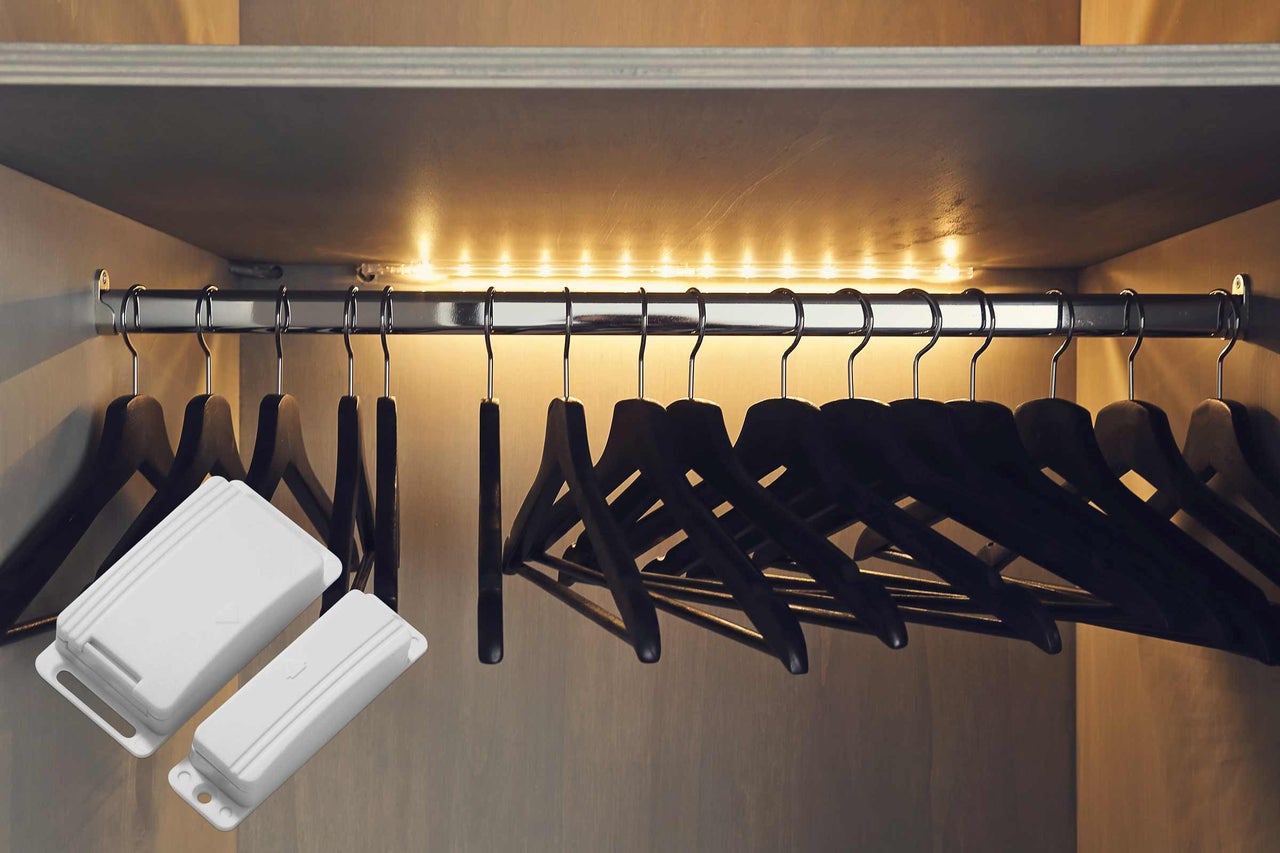 Armoire avec cintres, lampe LED et détecteur de mouvement
