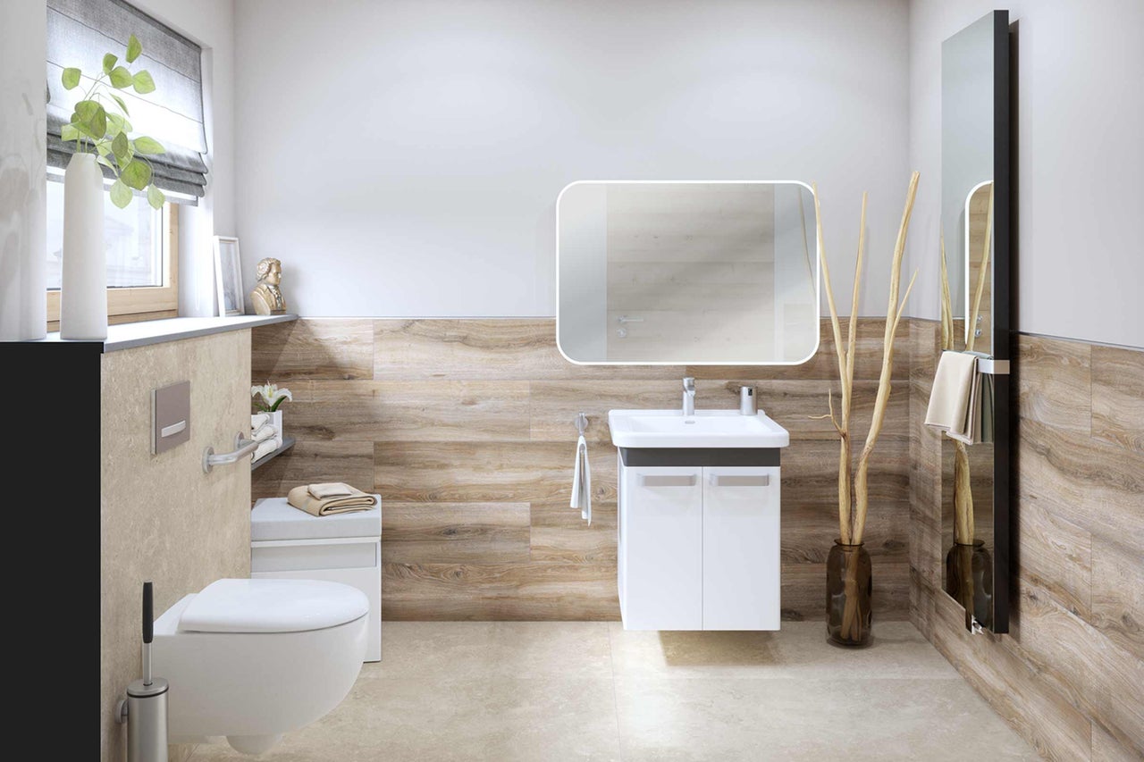 Salle de bains lumineuse avec lavabo, miroir, toilettes et carrelage imitation bois pour une ambiance conviviale.