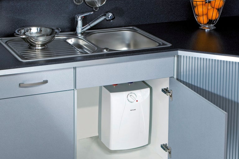 Küchenspüle mit Armatur und Warmwasserbereiter im Unterschrank