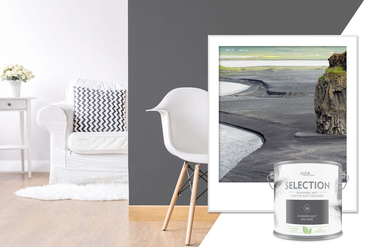 Salon avec mur gris, fauteuil, chaise, tableau encadré et pot de peinture murale Style Color Selection noir