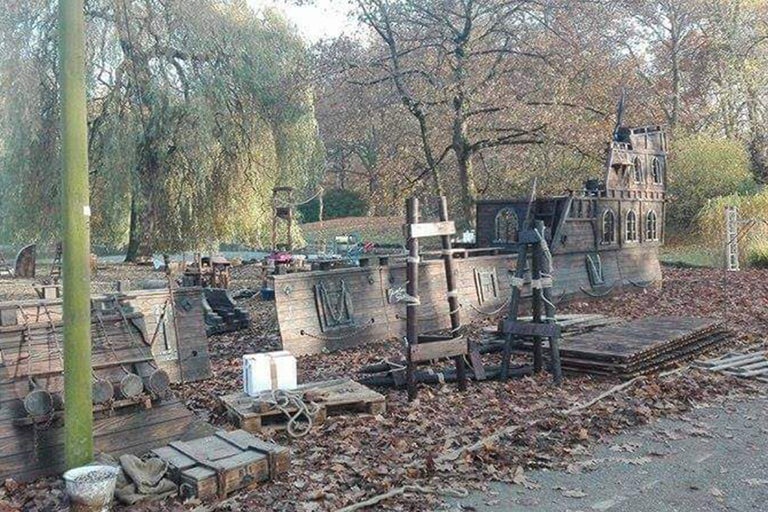 Holzschiff-Spielplatz im Freien mit Rutsche und Klettergerüst