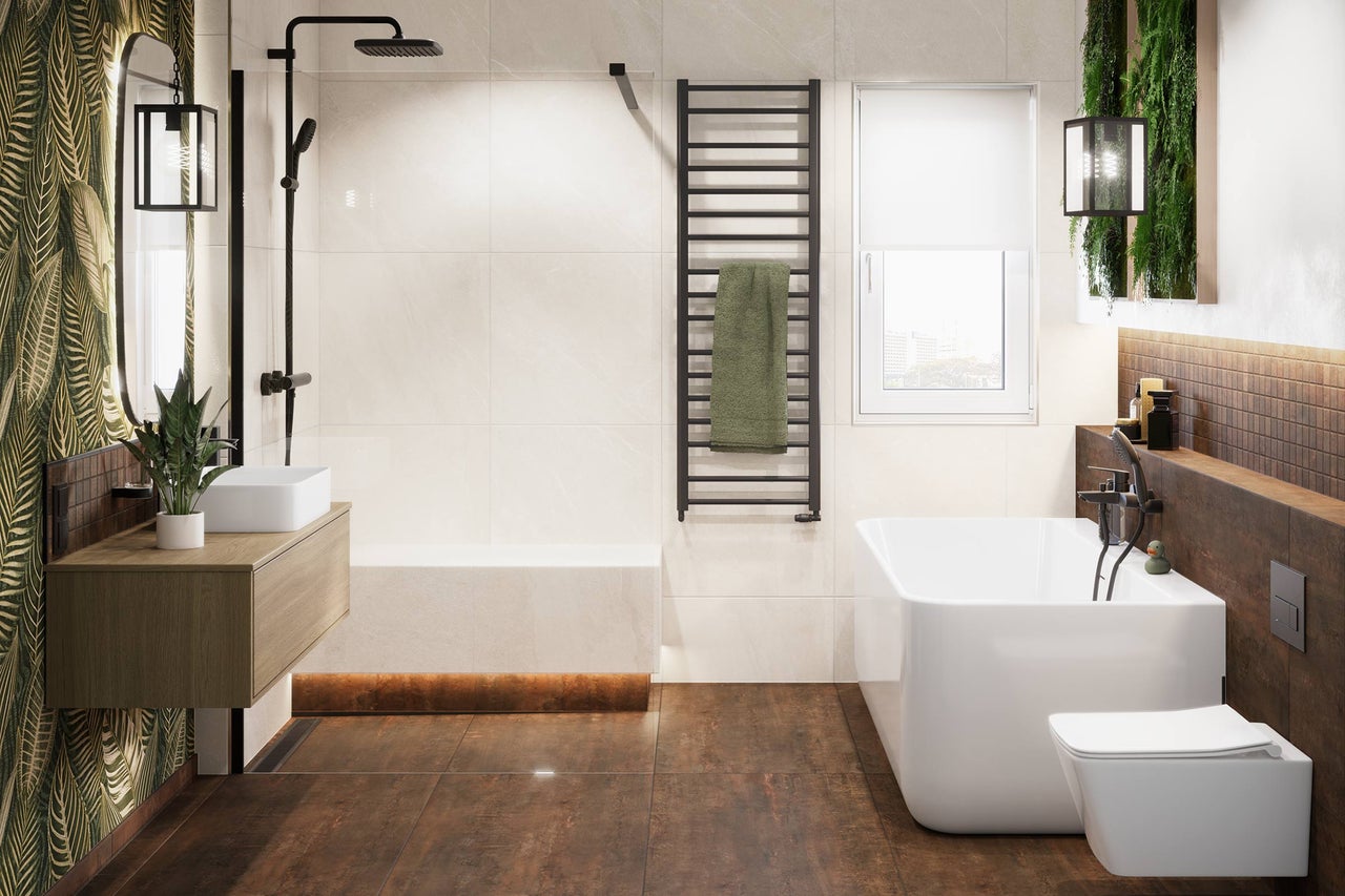 Salle de bains moderne avec douche à l'italienne, baignoire en îlot, WC suspendu, meuble sous-vasque en bois et sèche-serviettes noir.