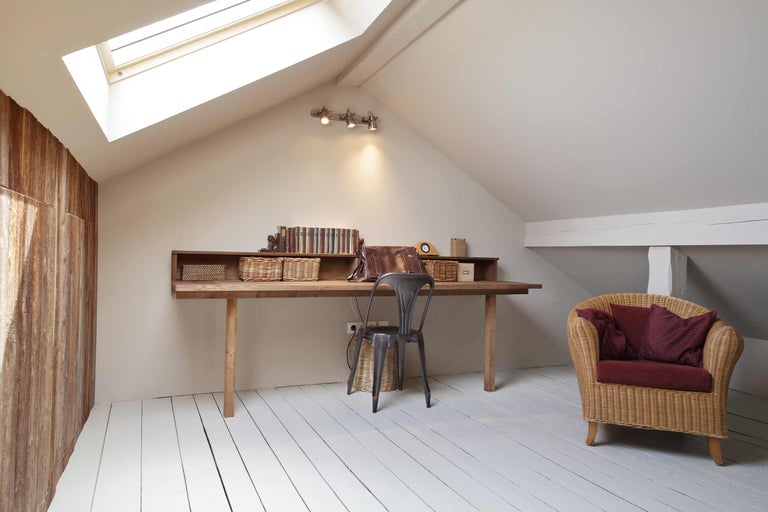 Bureau mansardé avec bureau, chaise et fauteuil