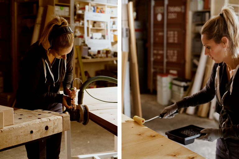 Deux femmes travaillent dans un atelier, l'une ponce du bois, l'autre le peint.