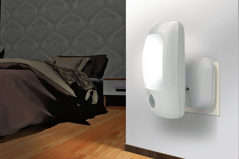 Nachtlicht mit Bewegungsmelder an der Wand neben einem Schlafzimmer