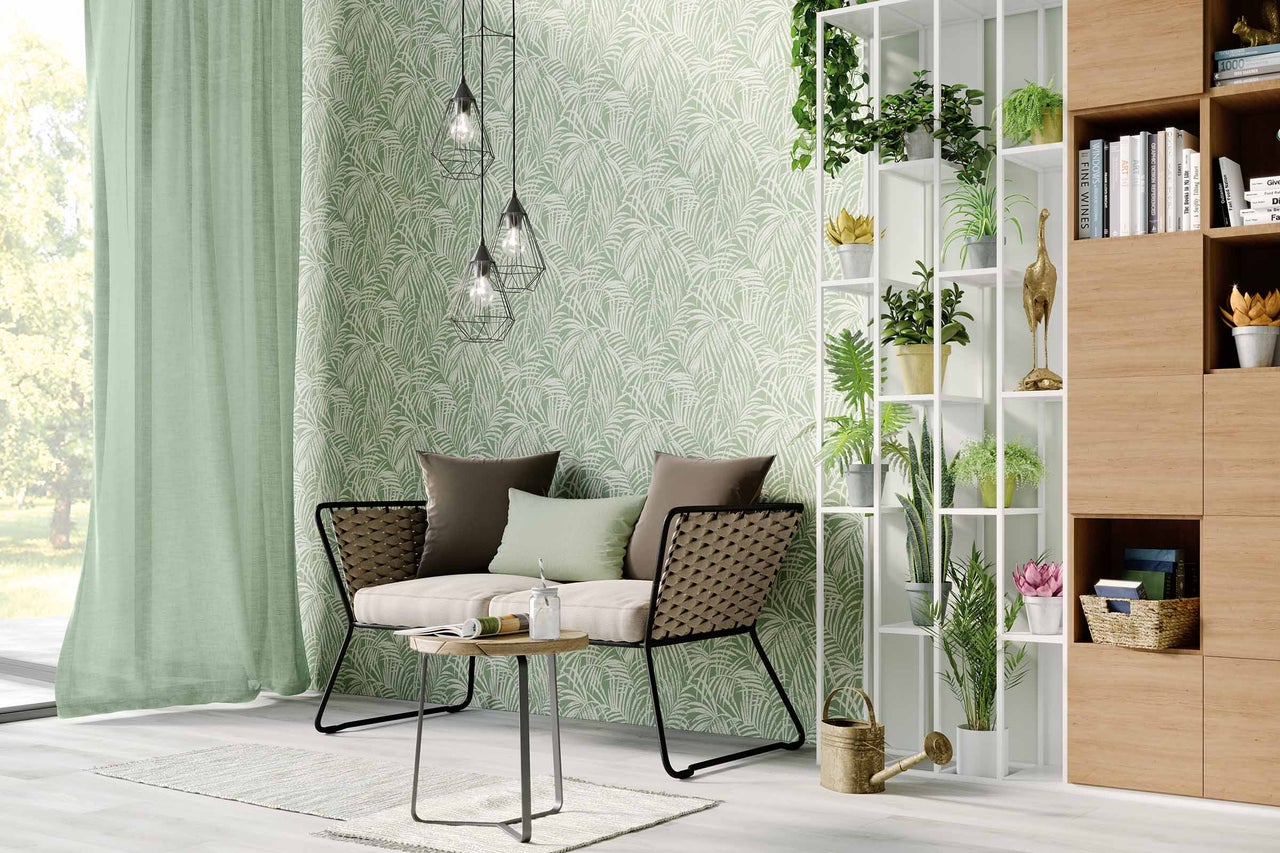 Salon avec canapé, table d'appoint, étagère et papier peint à motifs