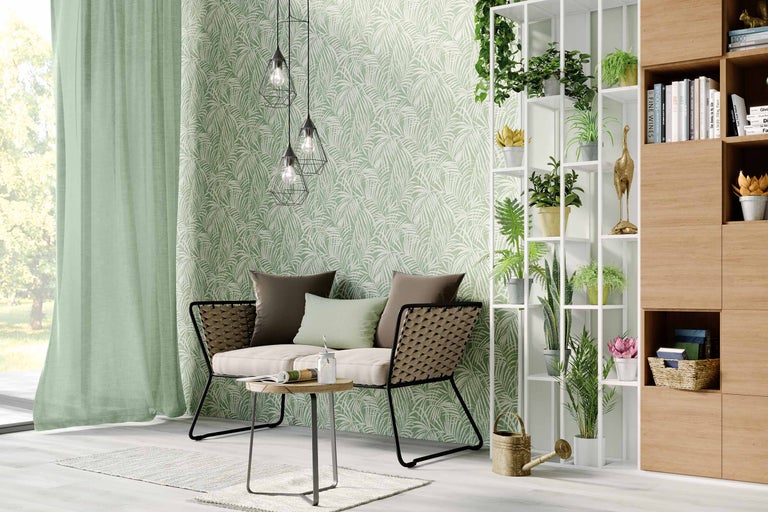 Wohnzimmer mit Sofa, Beistelltisch, Regal und gemusterter Tapete