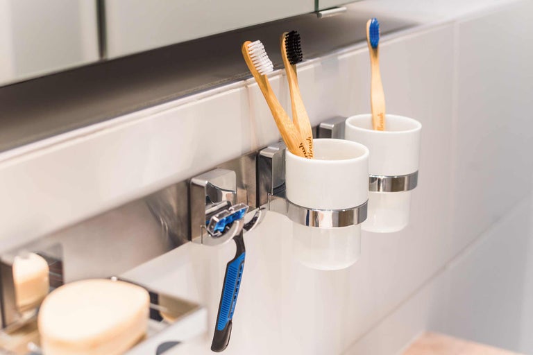Équipements de salle de bain avec brosses à dents, rasoir, savon et supports