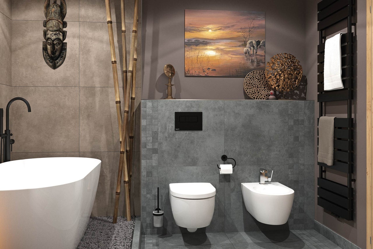 Salle de bains moderne avec décor africain, baignoire en îlot, WC suspendu, bidet et radiateur sèche-serviettes noir.