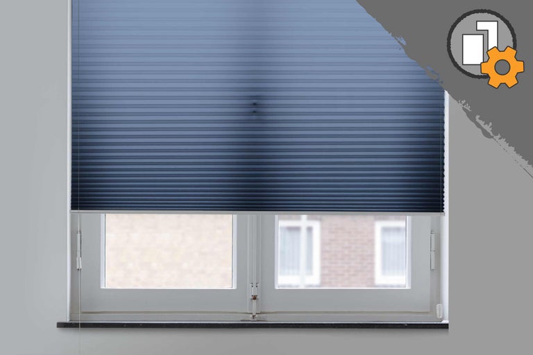 Store plissé bleu sur la fenêtre pour le contrôle de la lumière