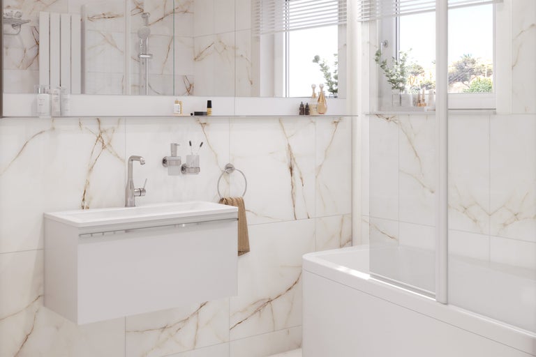 Salle de bain moderne avec meuble sous-lavabo, baignoire et carrelage en marbre