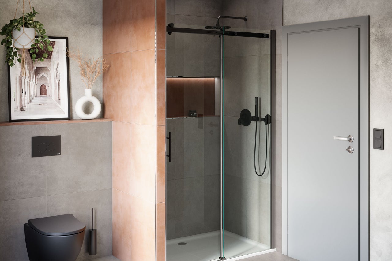 Modernes Badezimmer mit Dusche, Toilette und Dekoration