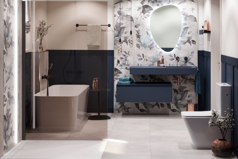 Salle de bains moderne avec baignoire, lavabo et WC dans un design floral