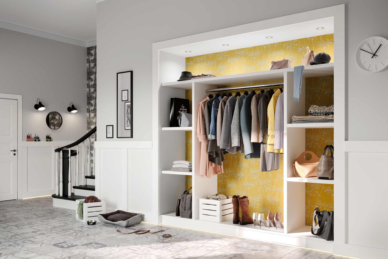 Eingangsbereich mit Garderobe, Kleidung und Accessoires in einem hellen und organisierten Stil