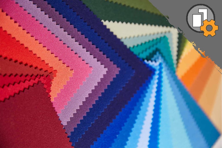 Terrasse mit Markise, Gartentisch und Gartenstühlen.