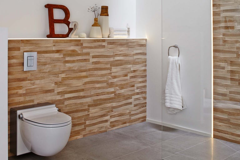 Modernes Badezimmer mit Wandtoilette und Holzfliesen